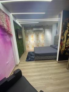 a bedroom with a bed and a projection screen at Apartahotel brisas de los alamos in Cali