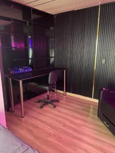 an office with a desk and a chair in a room at Apartahotel brisas de los alamos in Cali