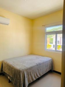 a bedroom with a bed in a room with a window at Casa de Mama Francis Chiquimula in Chiquimula +10 photos