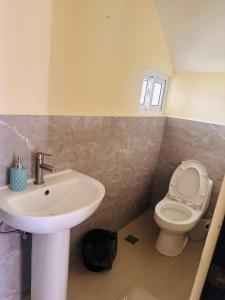 a bathroom with a sink and a toilet at Casa de Mama Francis Chiquimula in Chiquimula
