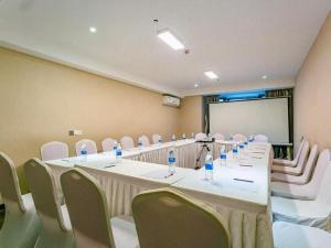 a conference room with a long table and chairs at James Joyce Coffetel Chengdu Jianshe Road Dongjiao Jiyi Square in Chengdu