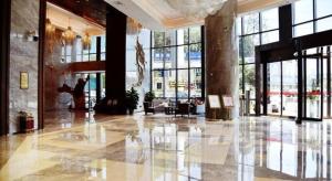 vestíbulo de un edificio con una habitación grande con ventanas en Hou Yi Grand Hotel, en Ganziping 118 fotos más