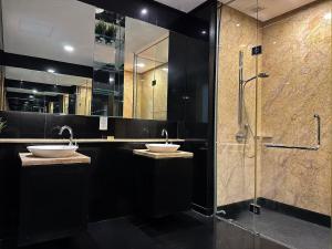 a bathroom with two sinks and a shower at St Mary Residence, 3B3R Luxury Family Suite with bathtub by Lilbean Space in Kuala Lumpur +48 photos