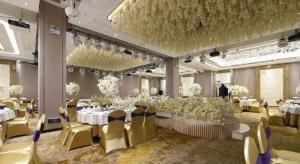 a banquet hall with white tables and yellow chairs at Echarm Hotel Huaihua Vocational College in Huaihua