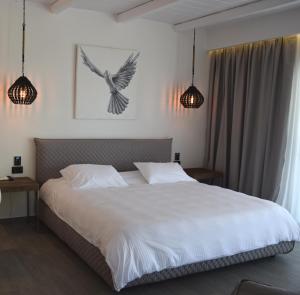 Rúm í herbergi á Hermes Mykonos Hotel