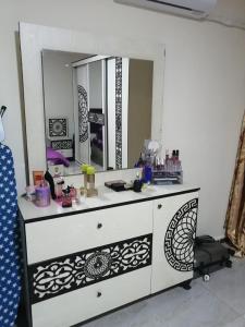 a dresser with a mirror on top of it at الرائد للشقق المفروشة in Amman +9 photos