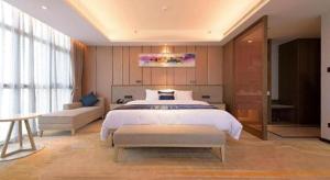 una grande camera da letto con un letto e un divano di Howard Johnson by Wyndham Life Changrong a Qinzhou Altre 37 foto