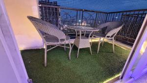 En terrasse eller udendørsområde på Urban Nest Studio