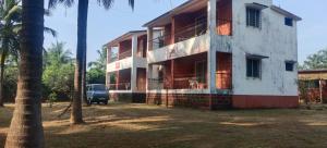 Un edificio con una camioneta estacionada enfrente. en Ocean View Presidency, en Mālgund