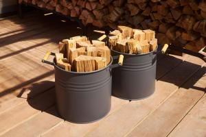 Dos cubos llenos de leña junto a una pila de troncos en SHELTER君津 星が降りそそぐ千葉県Villa 最大8名 都心から70分 吹抜け貸切サウナ 雨でもBBQ 天体観測, en Kimitsu 72 fotos más