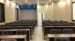 une chambre avec rangées de bureaux et de chaises dans l'établissement Shell Hotel Beijing Miyun District Shuiku Yangguang, à Xiwengzhuang