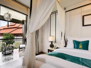 チェンマイにあるSiri Village Chiang Maiのベッドとバルコニーのある寝室 +127枚の写真