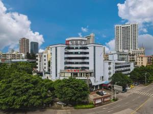 une ligne d'horizon avec de grands bâtiments et une rue dans l'établissement Borrman Hotel Fangchenggang Cross-sea Bridge, à Fangchenggang