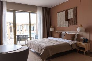 a hotel room with a bed and a table at Nammu Spa and Wellness in Dubun