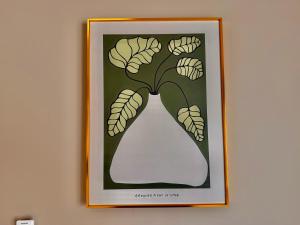 a framed picture of a plant on a wall at S3涉谷中心 交通枢纽 涉谷车站6分钟 无限视野 最大2人 Shibuya center 6 mins to ST Max 2P 直达新宿 涉谷 表参道 品川 池袋 上野 代代木 银座 原宿 in Wada