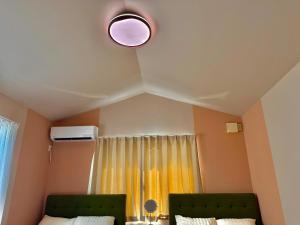 a bedroom with two beds and a window at S3涉谷中心 交通枢纽 涉谷车站6分钟 无限视野 最大2人 Shibuya center 6 mins to ST Max 2P 直达新宿 涉谷 表参道 品川 池袋 上野 代代木 银座 原宿 in Wada