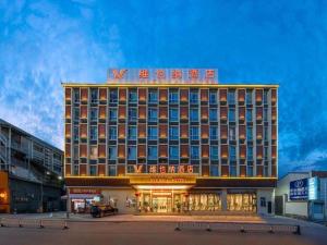 a hotel building with a sign on top of it at Vienna Hotel Baoshan Yongchang Road in Baoshan