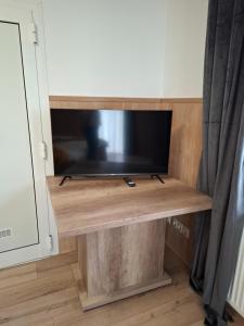 a tv on a stand in a room at Sobe Nobiles in Draganići