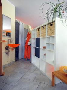 Una habitación con un pasillo con ducha y una habitación con en Ferienstudio Traunsee en Gmunden