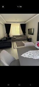 een grote woonkamer met een bank en een woonkamer met een bank bij Eğlence Dairesi 