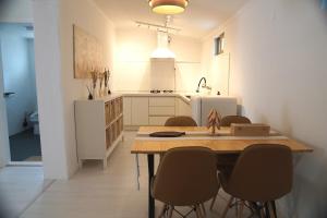 a kitchen with a table and chairs in a room at WhiteTreeHouse 