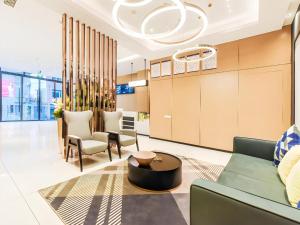 a living room with a couch and chairs at City Comfort Inn Chongqing Pengshui Yujing Jiangshan in Pengshui
