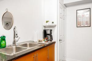 una cocina con fregadero y encimera en Luxe 3BR 2 Bath Condo Steps from Square one Mall, en Mississauga 43 fotos más