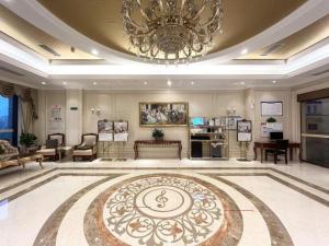 a large room with a chandelier and a large rug at Vienna Hotel Chongqing Yongchuan High-Speed Railway Station Xinglong Lake in Yongchuan