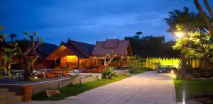 una casa con un'auto parcheggiata davanti di Srisawat Resort a Hua Hin