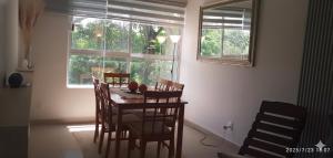 a dining room with a table and chairs and a window at El paraíso del descanso in El Jobo