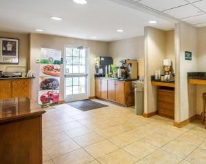 a large room with a kitchenasteryasteryasteryasteryasteryasteryasteryasteryasteryastery at Quality Inn & Suites in Mount Juliet