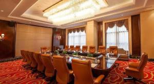 XinxiangにあるNew Century Grand Hotel Xinxiangの長いテーブルと椅子のある大きな会議室 +231枚の写真