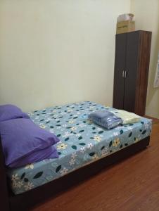 Postel nebo postele na pokoji v ubytování an nisa homestay & roomstay jeli