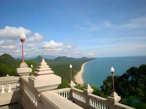 balcone con vista sulla spiaggia e sull'oceano di Greenseaview Resort a Chongchang