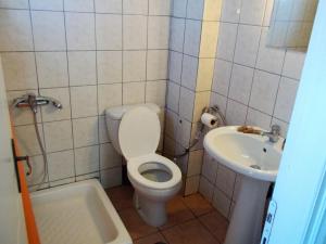 een kleine badkamer met een toilet en een wastafel bij The Village in Igoumenitsa