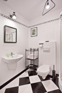 a bathroom with a black and white checkered floor at Trzy Siostry in Krynica Zdrój