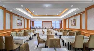 a restaurant with tables and chairs in a room at Vienna Hotel Xi'an Zhonglou in Xi'an