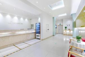 a lobby of a hospital with a waiting room at Jinjiang Inn Wenzhou Shuangyu The Terminal in Wenzhou