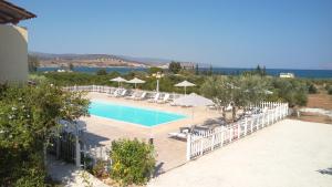 Bazén v ubytování Leonidas Resort nebo v jeho okolí