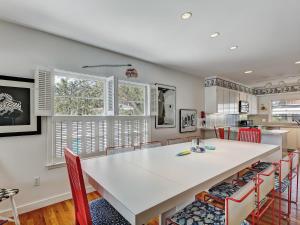 une cuisine avec une grande table blanche et des chaises dans l'établissement Coops Retreat Unit A, à Tybee Island