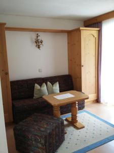 A seating area at Haus Pinnistor