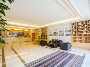 a large lobby with couches and a waiting room at GreenTree Inn Jiaxing Qixing Town Goverment in Jiaxing