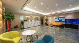 eine Lobby mit einem Wartezimmer mit Stühlen und einem Tisch in der Unterkunft GreenTree Inn Express Hebei Shijiazhuang Zhengding County Changshan Dong Road in Shijiazhuang