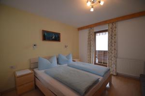 A bed or beds in a room at Haus Pinnistor