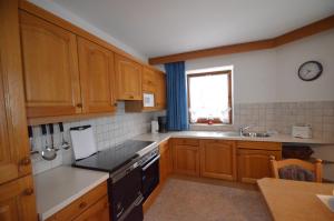 A kitchen or kitchenette at Haus Pinnistor