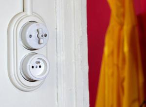 une fermeture d'une porte blanche avec un bouton dans l'établissement Chez Nolwenn, à Quimper
