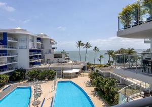 Luxury 2 Bedroom Apartment Beach Views Pool في Urangan: منظر جوي لمنتجع به حمام سباحة