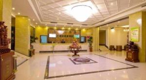 una hall di un hotel con una camera spaziosa di GreenTree Inn Hefei Huangshan Road Daxidi 1912 Express Hotel a Hefei