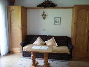 A seating area at Haus Pinnistor