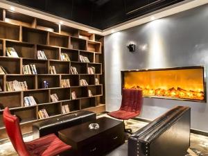 BozhouにあるJames Joyce Coffetel Bozhou Tangwang Roadの図書室(椅子2脚、暖炉付)